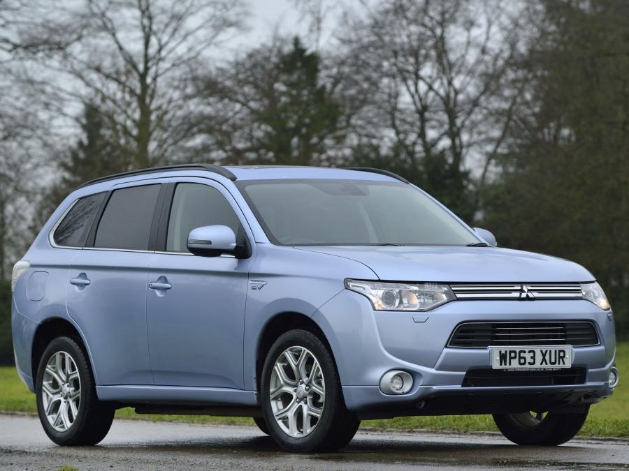  Mitsubishi Outlander PHEV 2014 года  (UK) (фото 6 из 19)